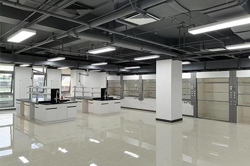 某科技公司研发中心实验室
